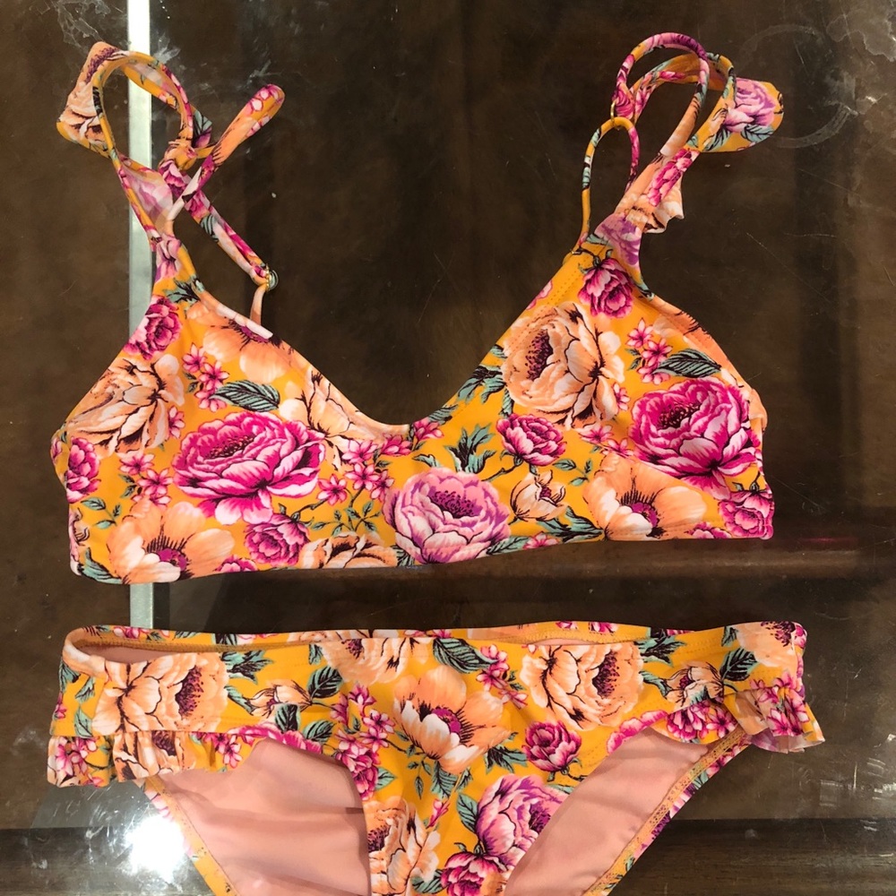 Floral bikini with ruffles